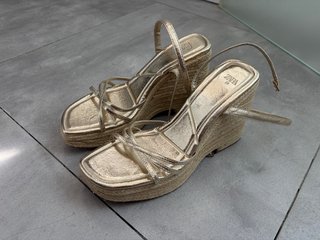 Sandalias cuña doradas Zara Talla 39