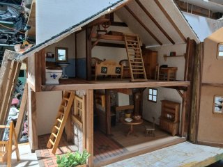 Casita de muñecas de madera