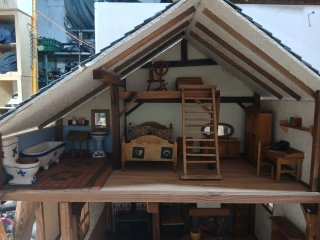 Casita de muñecas de madera