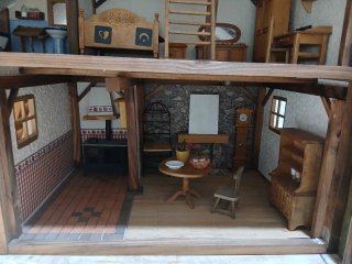 Casita de muñecas de madera