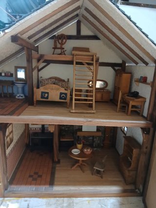 Casita de muñecas de madera
