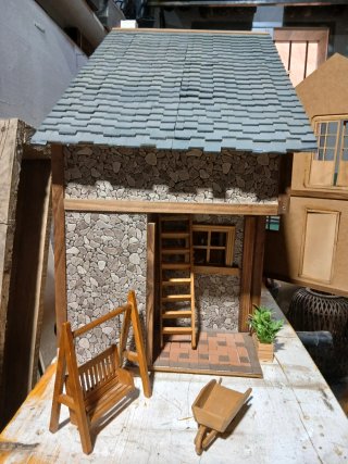 Casita de muñecas de madera
