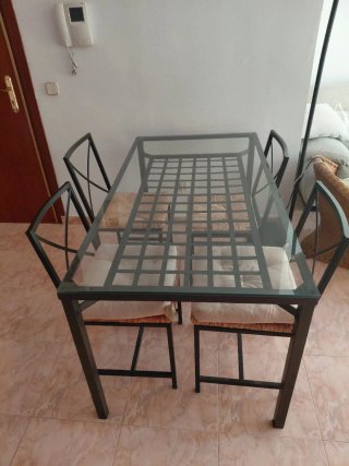 Mesa cristal y metal con 4 sillas