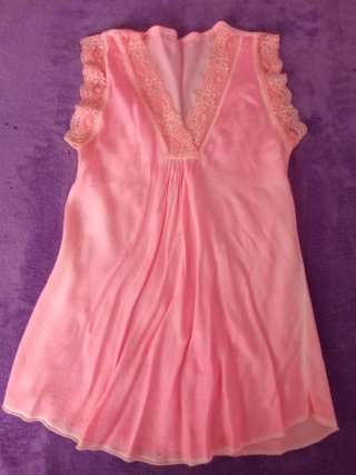 Camiseta satén rosa con encaje
