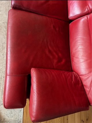 2 sofás de piel rojos de 2 plazas bastante amplios
