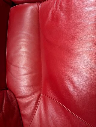 2 sofás de piel rojos de 2 plazas bastante amplios