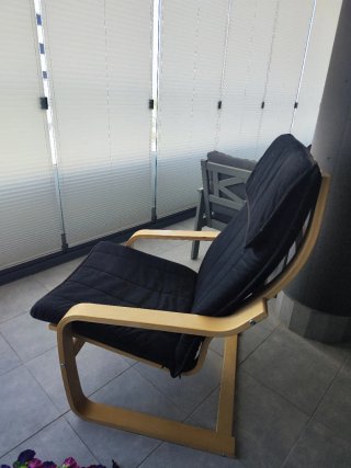 Poltrona Poäng Ikea in legno e tessuto nero