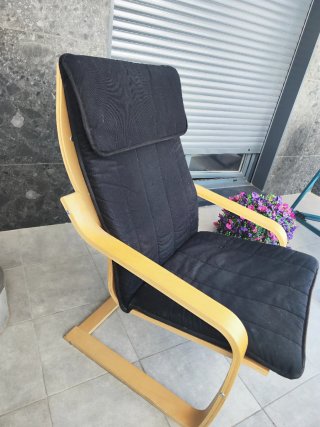 Poltrona Poäng Ikea in legno e tessuto nero