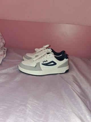 Zapatillas Chico Fila Blancas y Grises