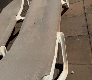 Tumbona de piscina beige y blanca