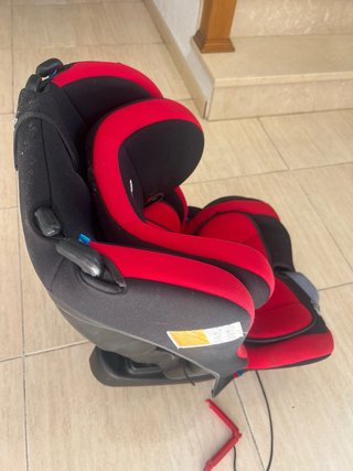 Silla de coche negra y roja