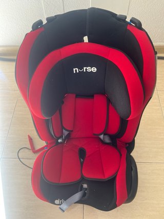 Silla de coche negra y roja