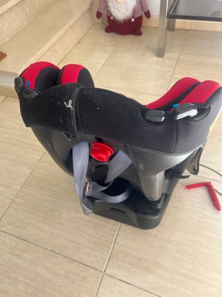 Silla de coche negra y roja