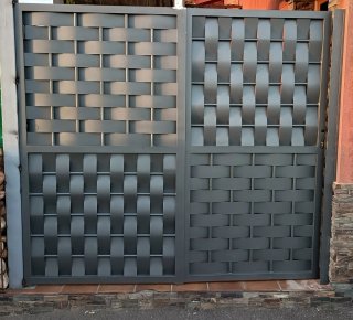 Puertas entrelazadas de metal