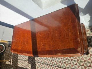 Cómoda antigua de madera con detalles dorados