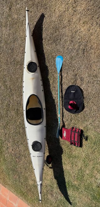 Kayak de travesía blanco