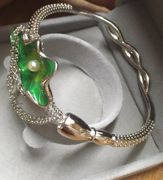 Pulsera Plata con Flor Verde y Perla