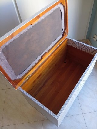 Baúl de madera con asiento gris y blanco