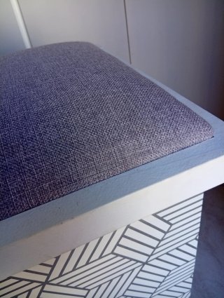 Baúl de madera con asiento gris y blanco