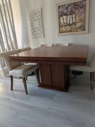 Mesa de comedor de madera