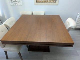 Mesa de comedor de madera