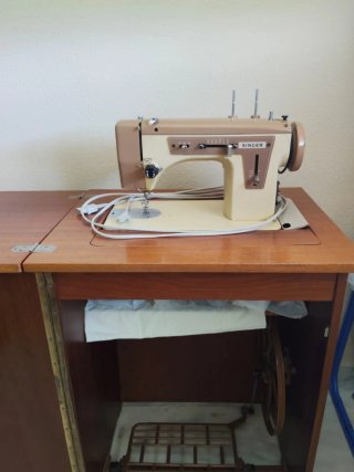 Máquina de coser Singer beige y marrón