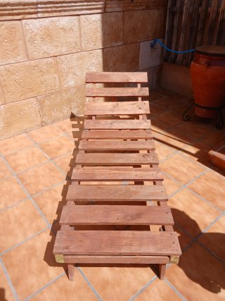 Tumbona de madera hecha a mano