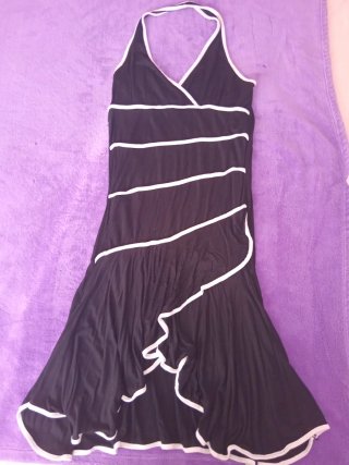 Vestido negro con detalles blancos
