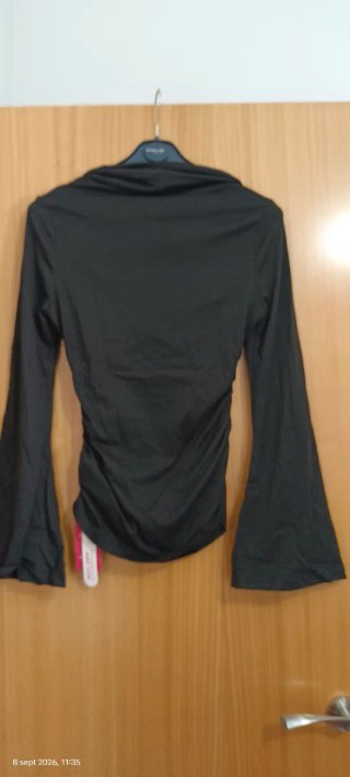 Camisa estilo gótico con cruz plateada en pecho. M