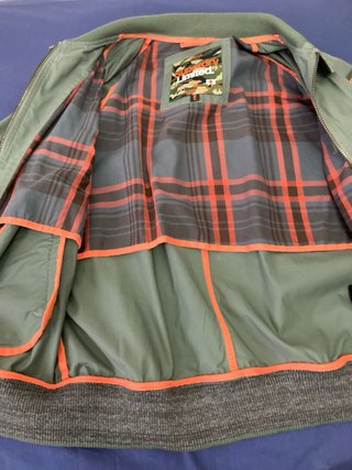 Cazadora verde estilo bomber