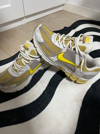 Nike Zoom Vomero 5 amarillas