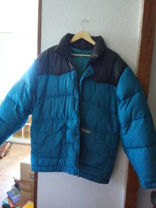 Anorak azul y negro