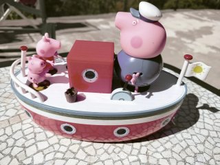 Barco de Peppa Pig con figuras