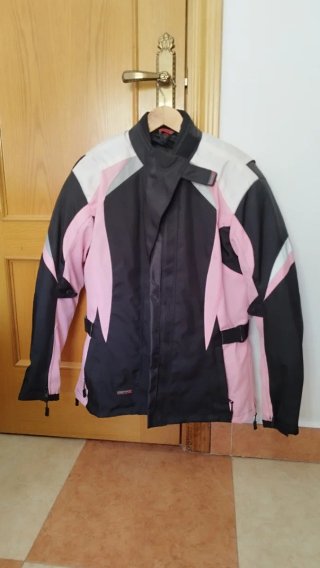 Chaqueta de moto rosa y negra