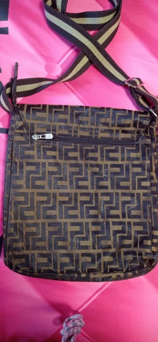 Bolso bandolera estilo Fendi marrón y plateado