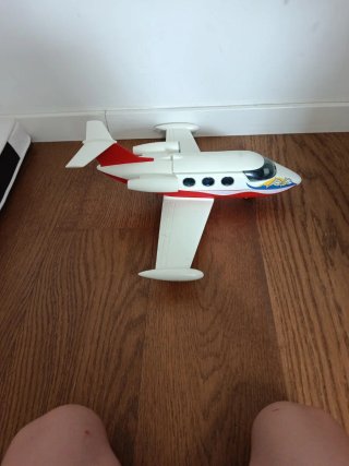 Avión de juguete blanco y rojo