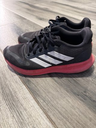Zapatillas Adidas Negras y Rojas