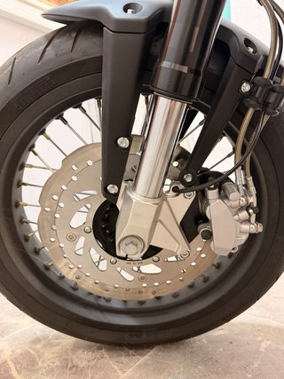 Moto SWM Outlaw 125cc Negra mate Impecable - 665km