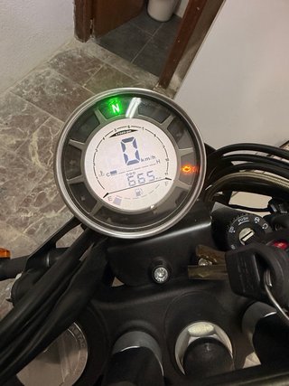 Moto SWM Outlaw 125cc Negra mate Impecable - 665km