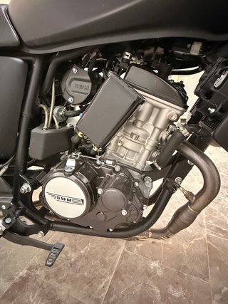 Moto SWM Outlaw 125cc Negra mate Impecable - 665km