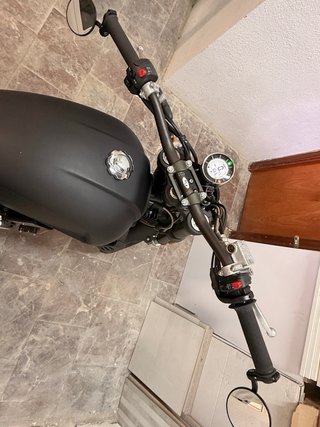 Moto SWM Outlaw 125cc Negra mate Impecable - 665km
