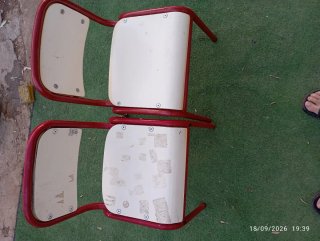 Sillas pequeñas de metal y madera