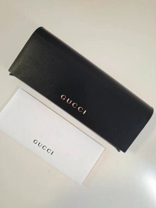 Funda de gafas Gucci negra y dorada sin estrenar