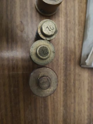 Troqueles de latón y piezas metálicas