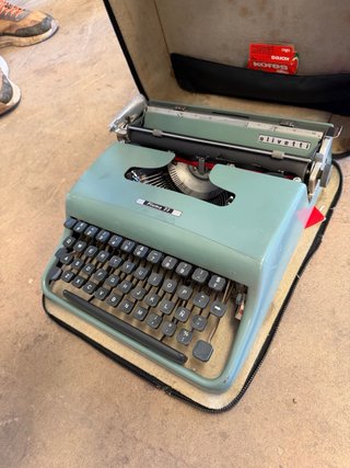 2 Máquina de escribir Olivetti Lettera32 y Pluma22