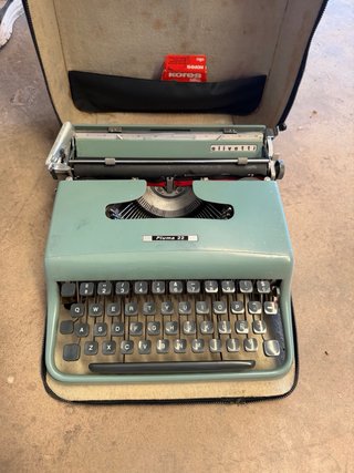 2 Máquina de escribir Olivetti Lettera32 y Pluma22