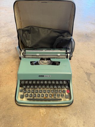 2 Máquina de escribir Olivetti Lettera32 y Pluma22