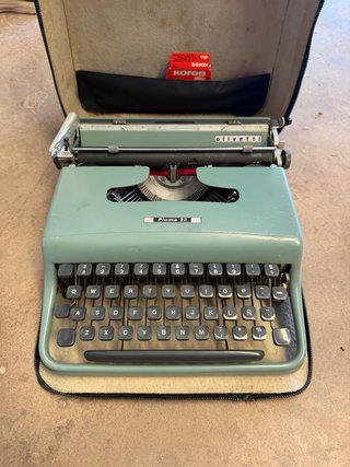 2 Máquina de escribir Olivetti Lettera32 y Pluma22