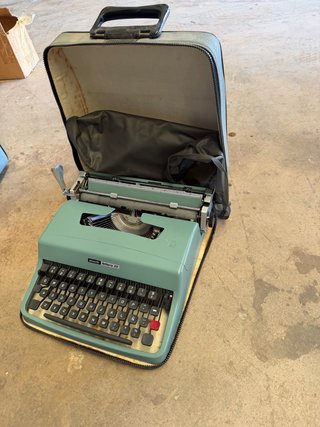 2 Máquina de escribir Olivetti Lettera32 y Pluma22