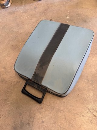 2 Máquina de escribir Olivetti Lettera32 y Pluma22